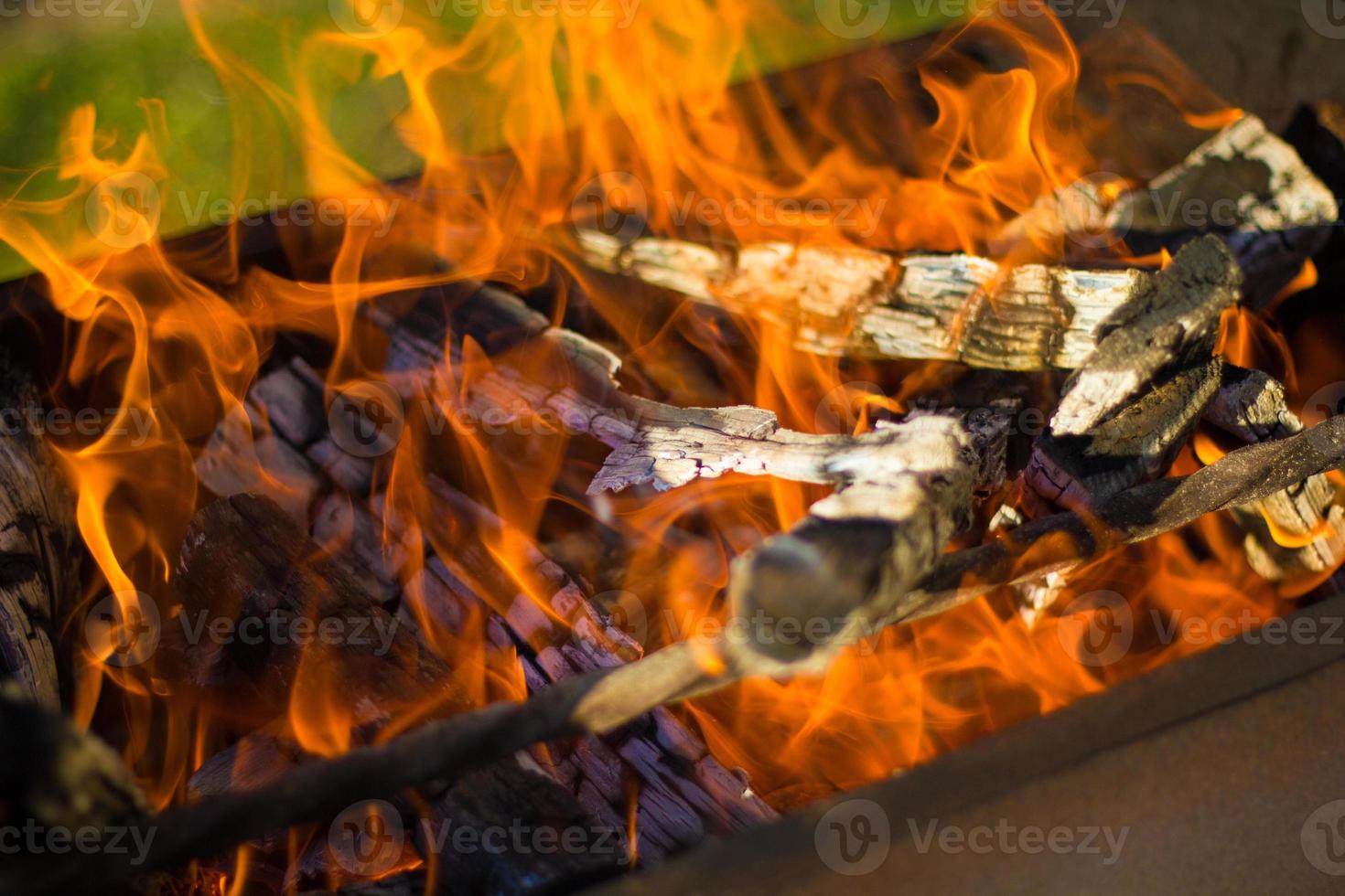 flamme de barbecue, barbecue brûlant à chaud, à l'extérieur photo