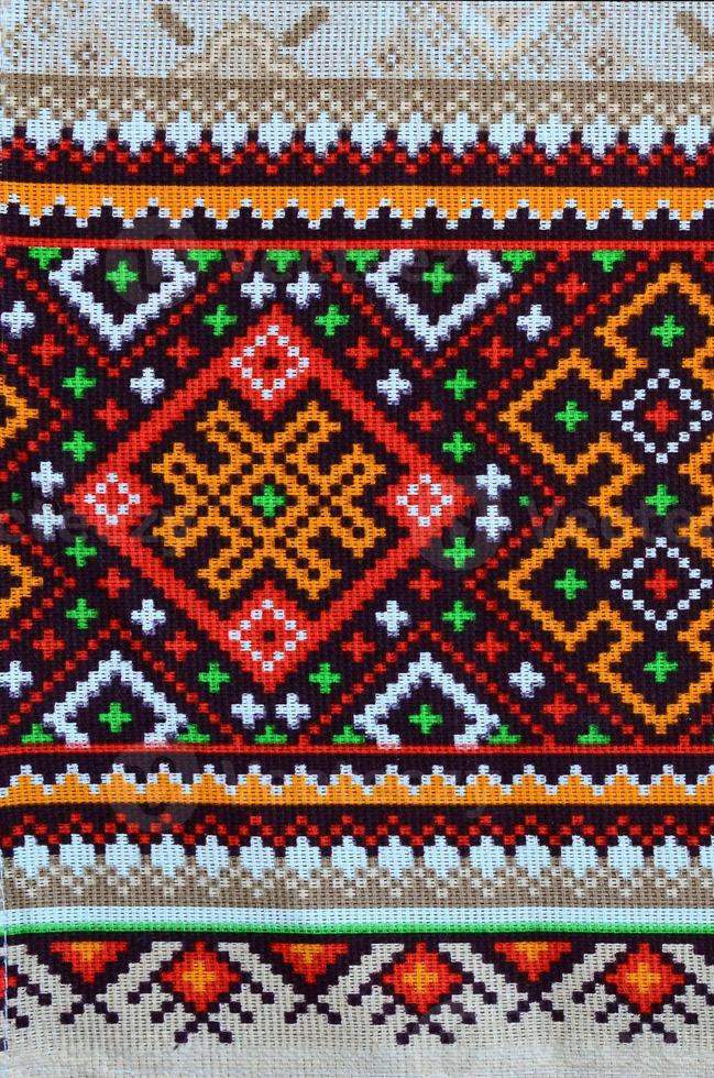 motif de broderie tricoté d'art populaire ukrainien traditionnel sur tissu textile photo