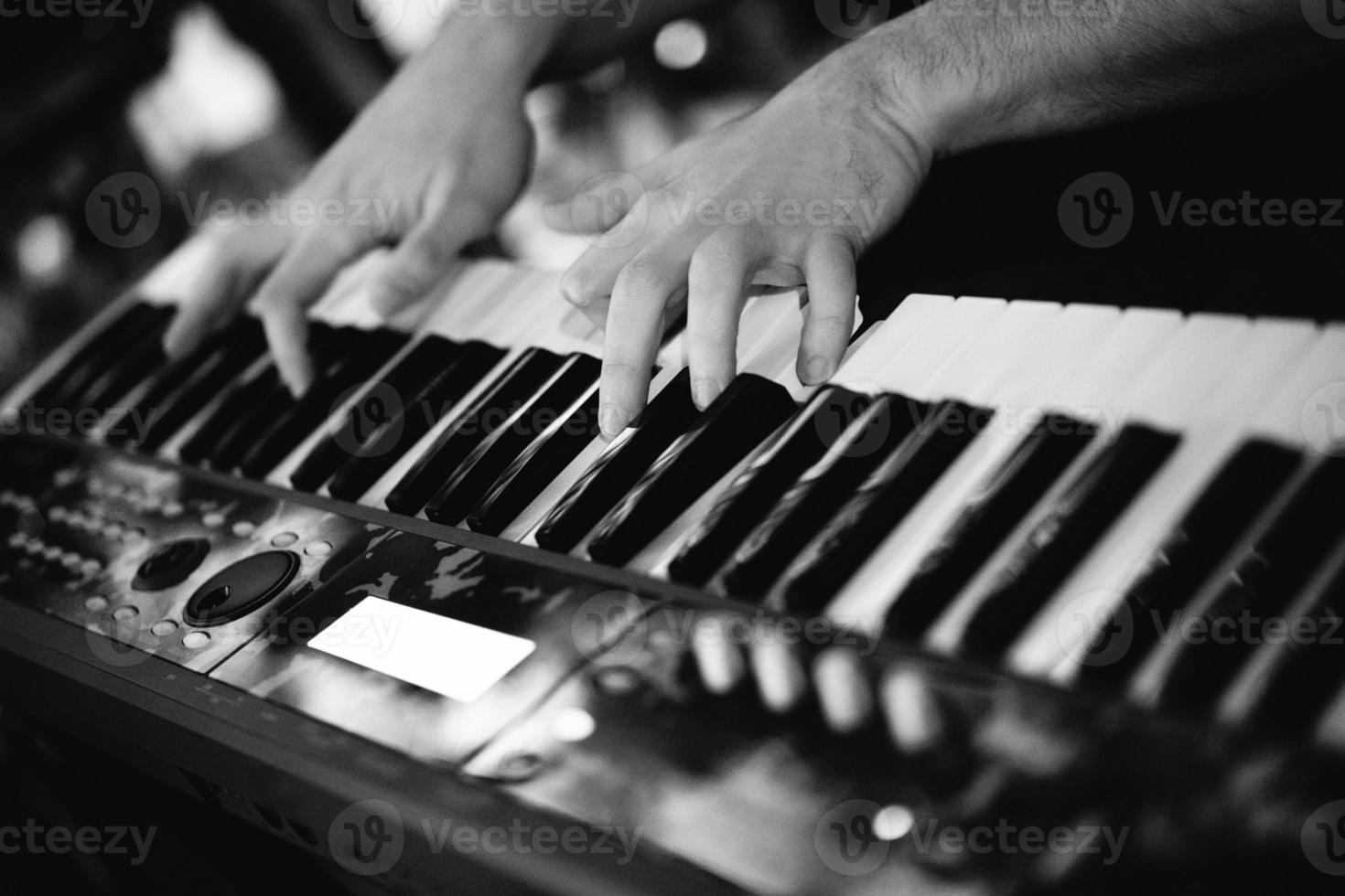 Une Femme Joue Du Piano électrique Lors D'une Performance Musicale