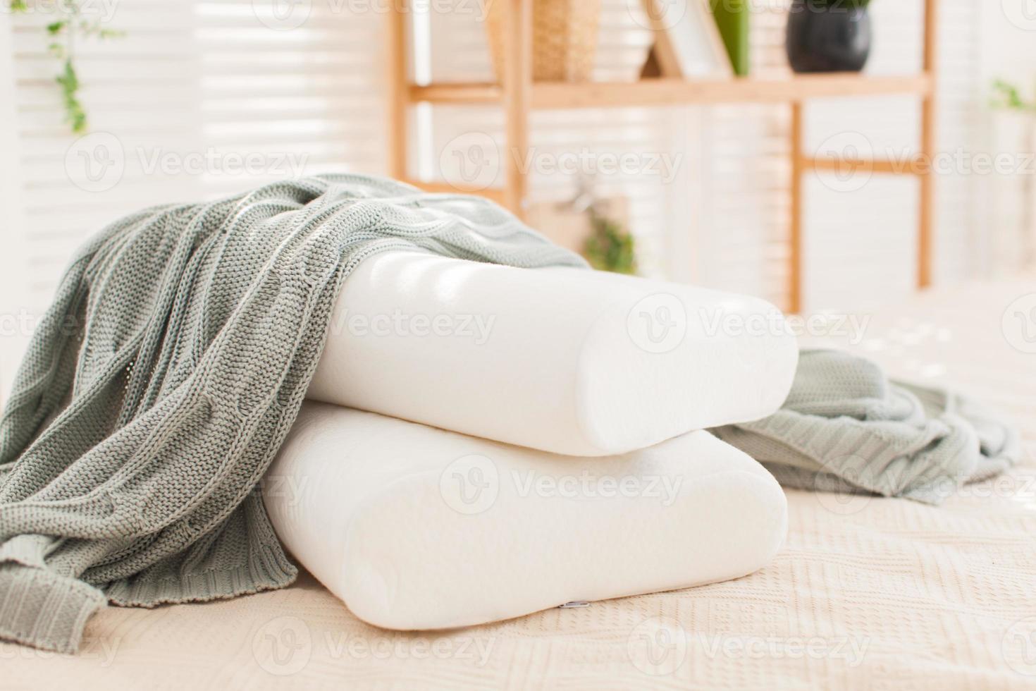 belles photographies intérieures de la chambre à coucher moderne, oreillers confortables d'orthopédie photo