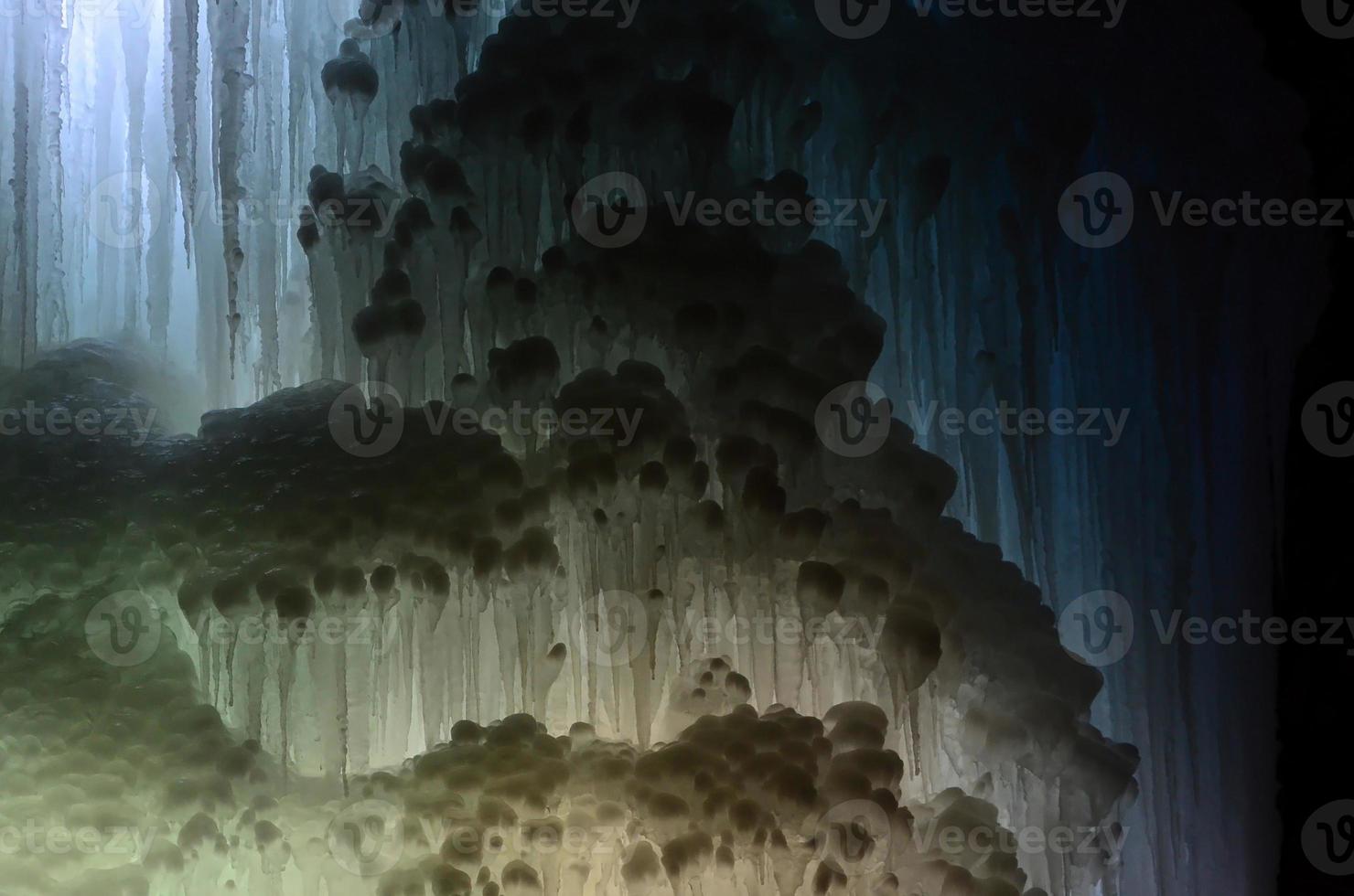 gros blocs de cascade gelée de glace ou fond de caverne photo