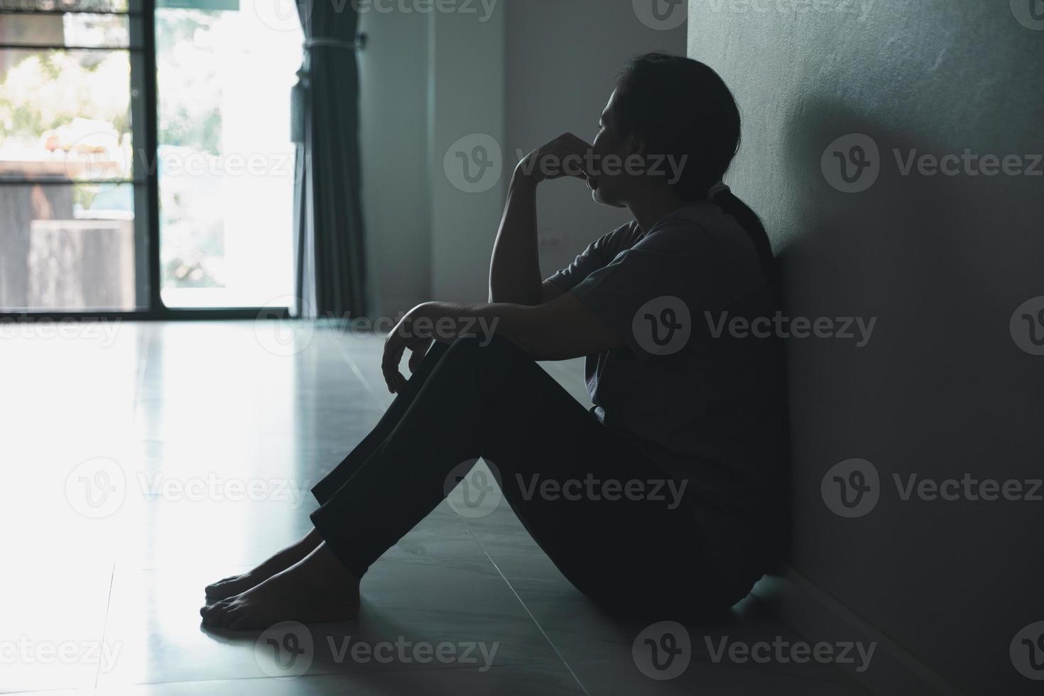 schizophrénie avec concept de dépression solitaire et triste en santé mentale. femme déprimée assise contre le mur à la maison avec une ombre sur le mur se sentant misérable. les femmes sont déprimées, craintives et malheureuses. photo