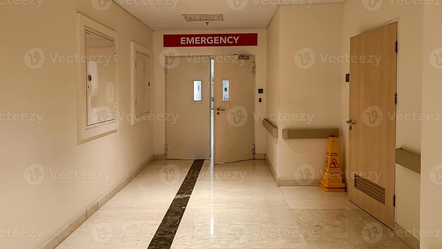 une porte d'entrée au service des urgences. photo
