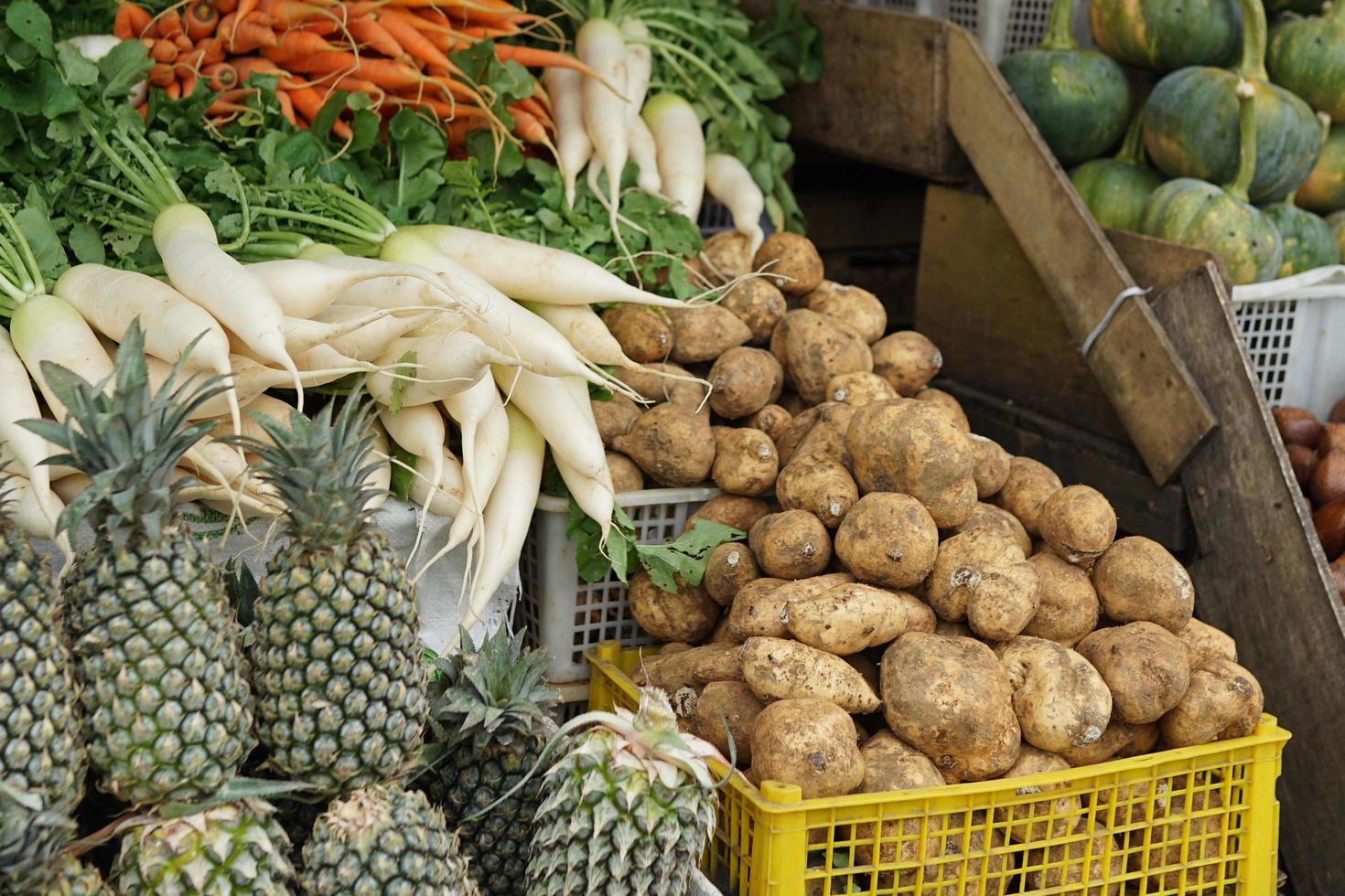 divers types de légumes frais et sains sur les marchés traditionnels. fond de légumes colorés photo