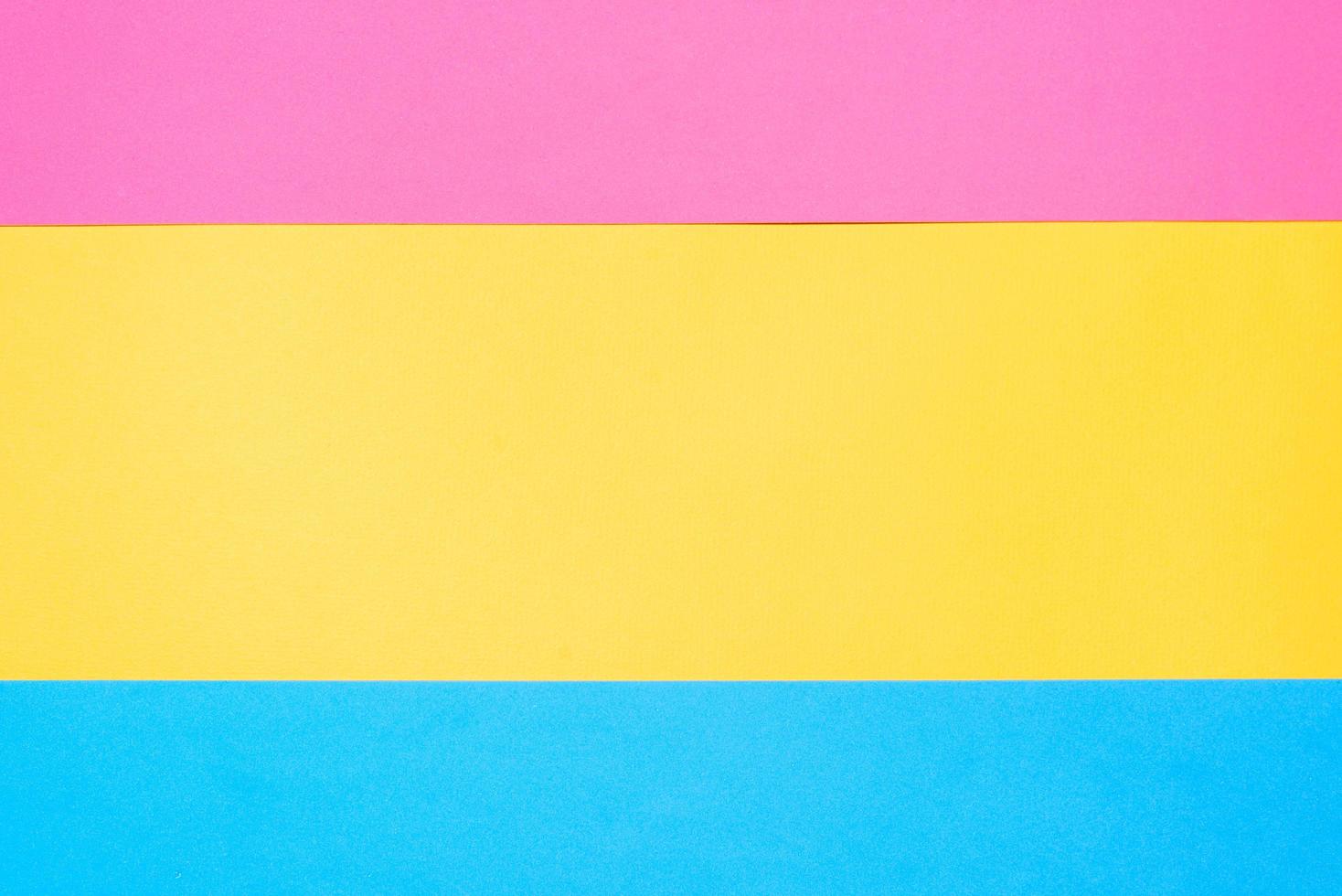 géométrie linéaire tricolore, espace de copie. fond de papier multicolore. toile de fond géométrique jaune rose et bleu. photo