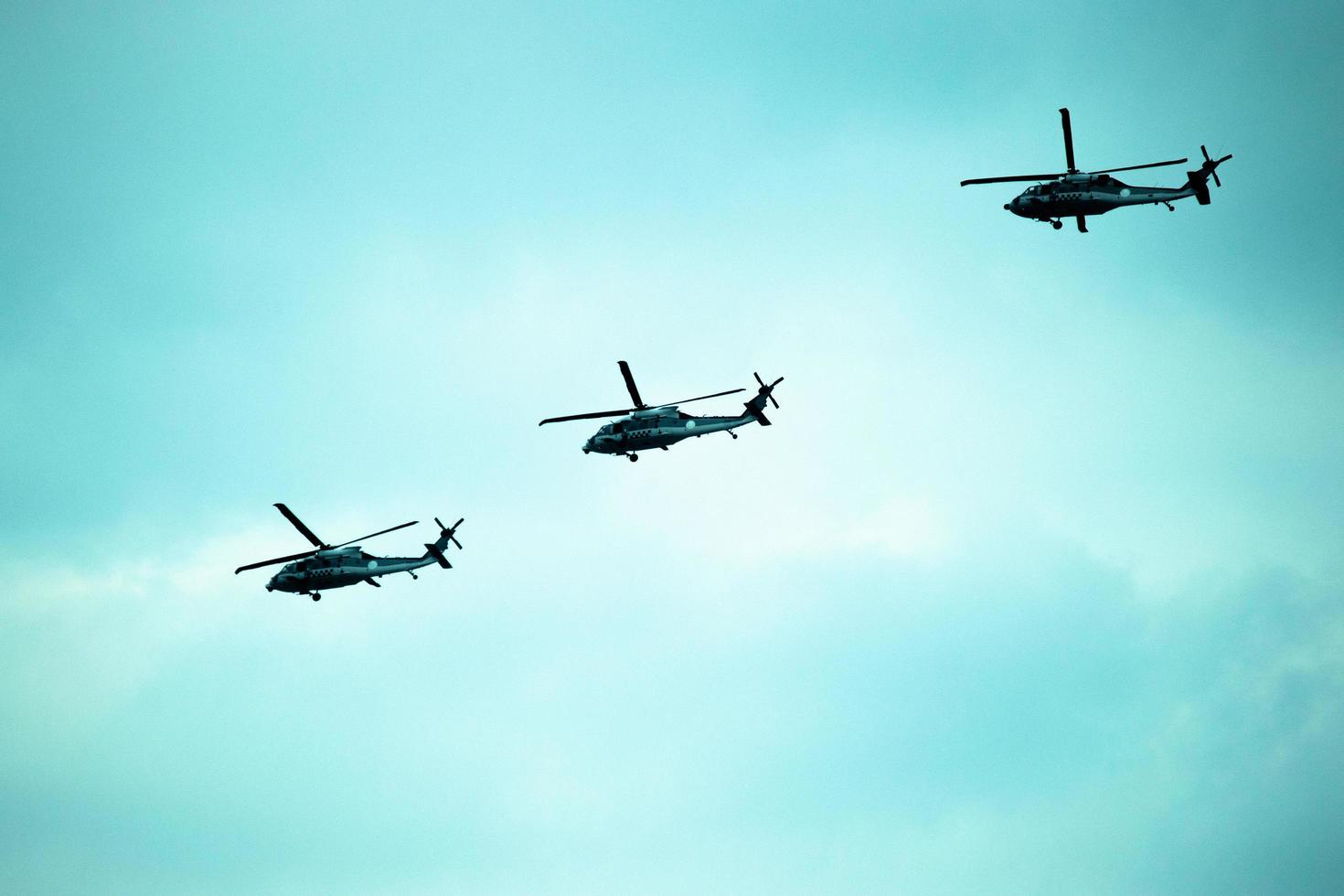 formation aérienne de trois hélicoptères photo