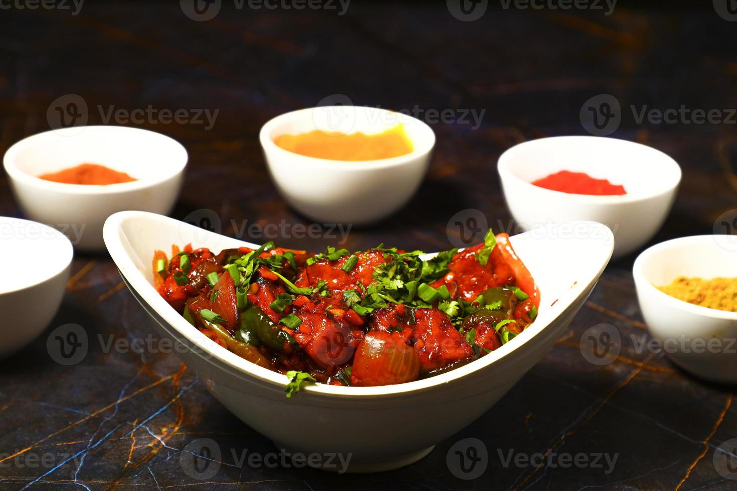 assortiment de plats indiens sur fond noir cuisine indienne vue de dessus photo