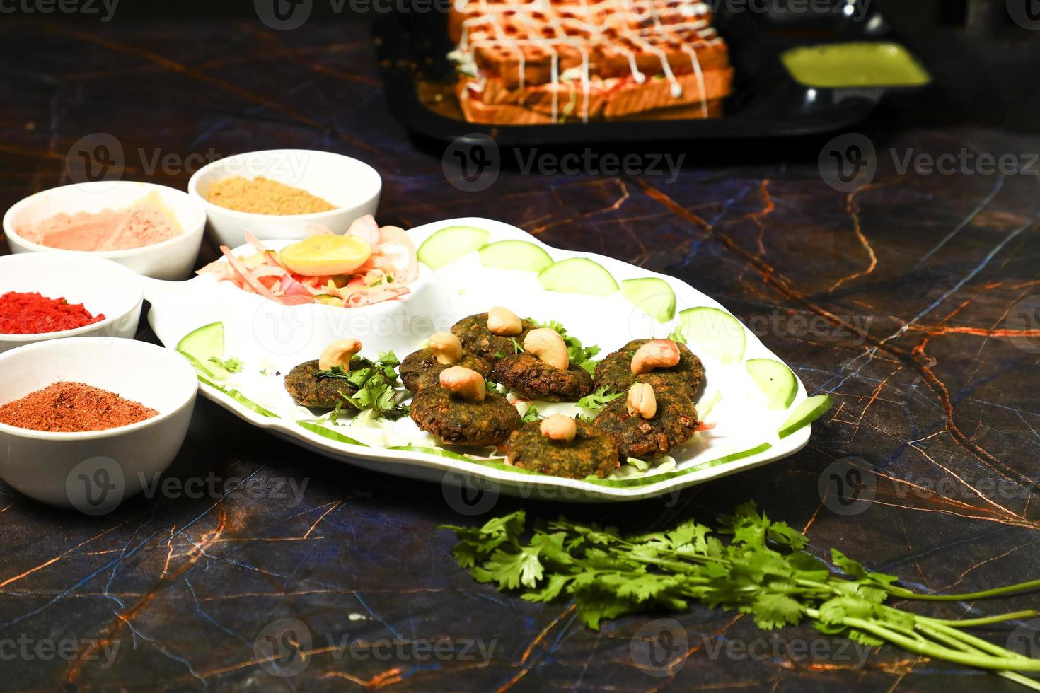 plat d'accompagnement indien populaire chaat snacks aaloo aalu purée de pommes de terre bouillies tikki avec chutney vert épicé et sauce tomate photo