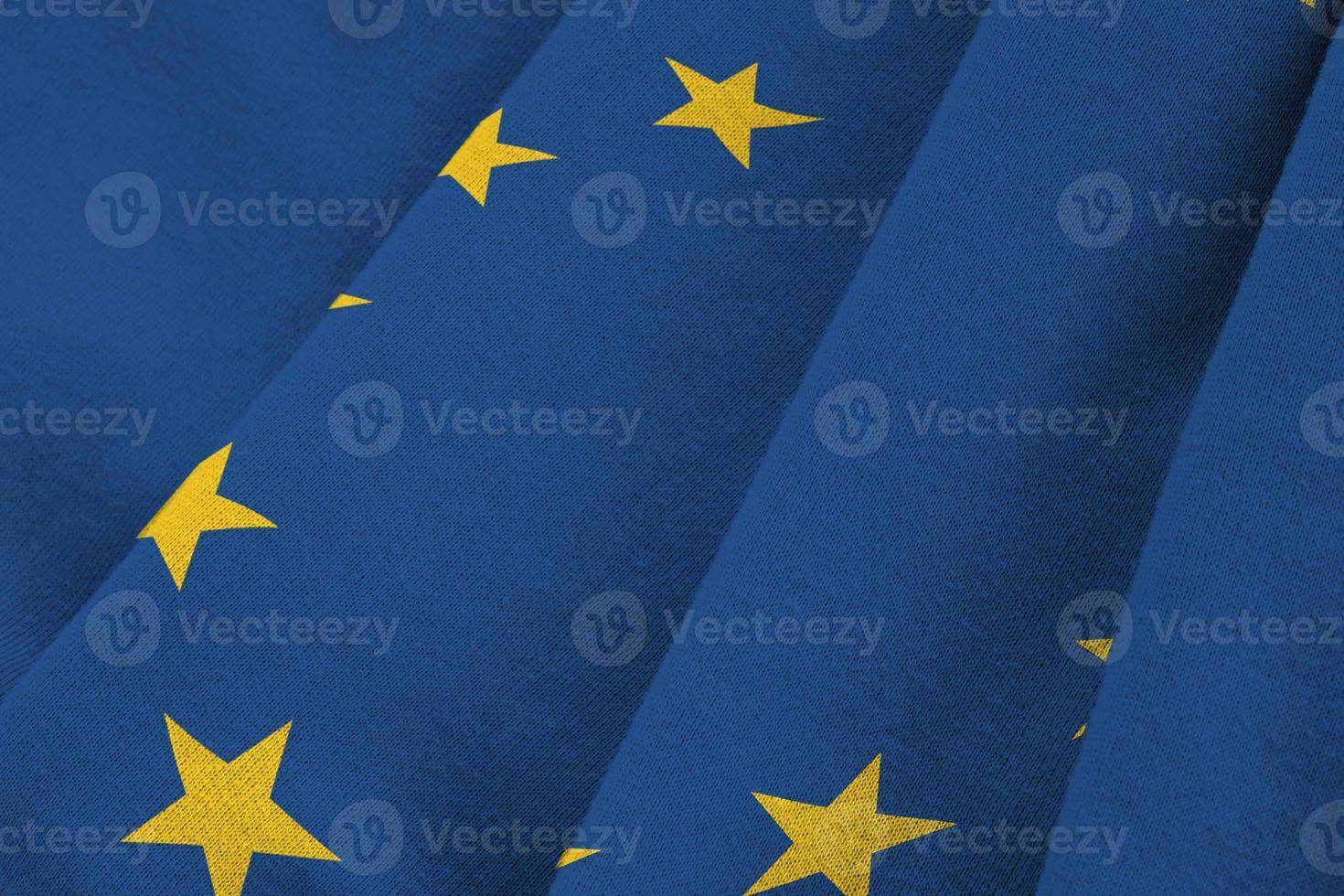drapeau de l'union européenne avec de grands plis agitant de près sous la lumière du studio à l'intérieur. les symboles et couleurs officiels de la bannière photo
