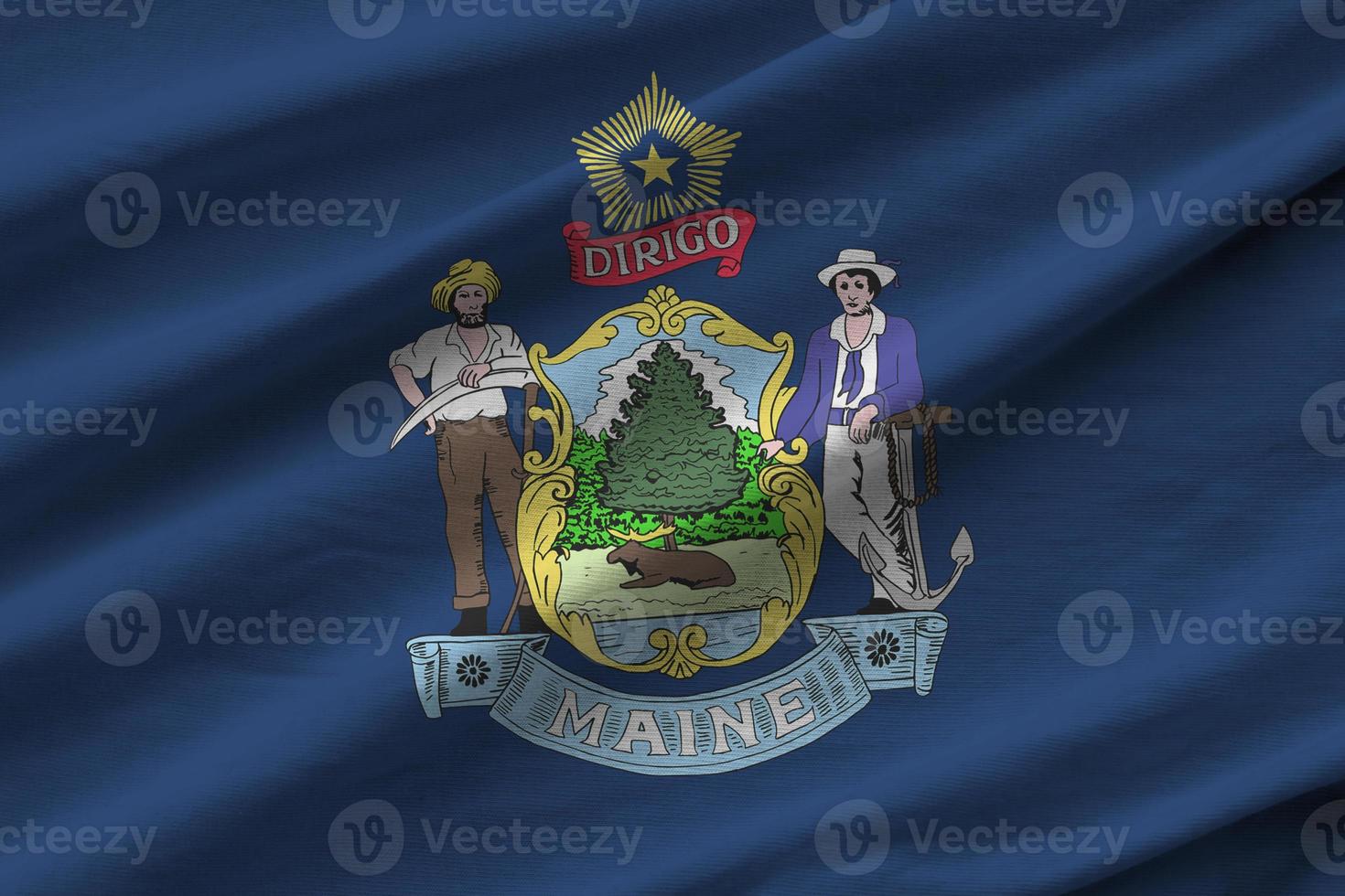 drapeau d'état du maine américain avec de grands plis agitant de près sous la lumière du studio à l'intérieur. les symboles et couleurs officiels de la bannière photo