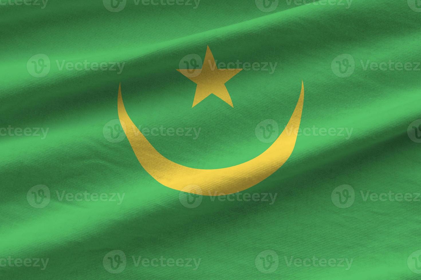 drapeau de la mauritanie avec de grands plis agitant de près sous la lumière du studio à l'intérieur. les symboles et couleurs officiels de la bannière photo