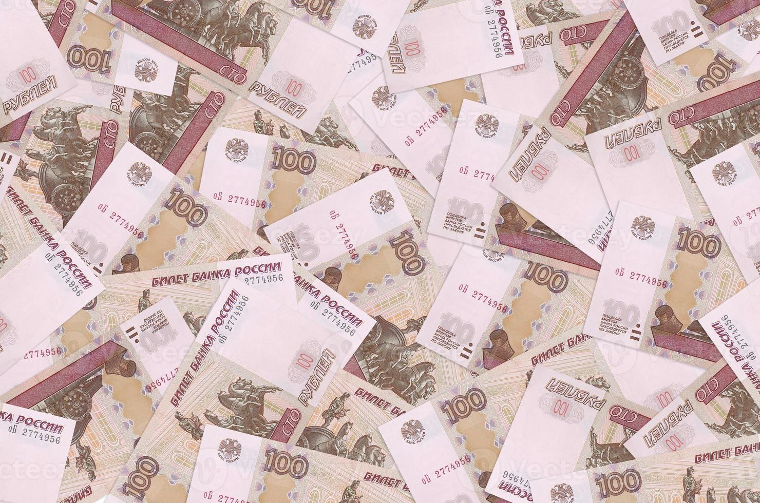 100 billets de roubles russes se trouvent en gros tas. contexte conceptuel de la vie riche photo