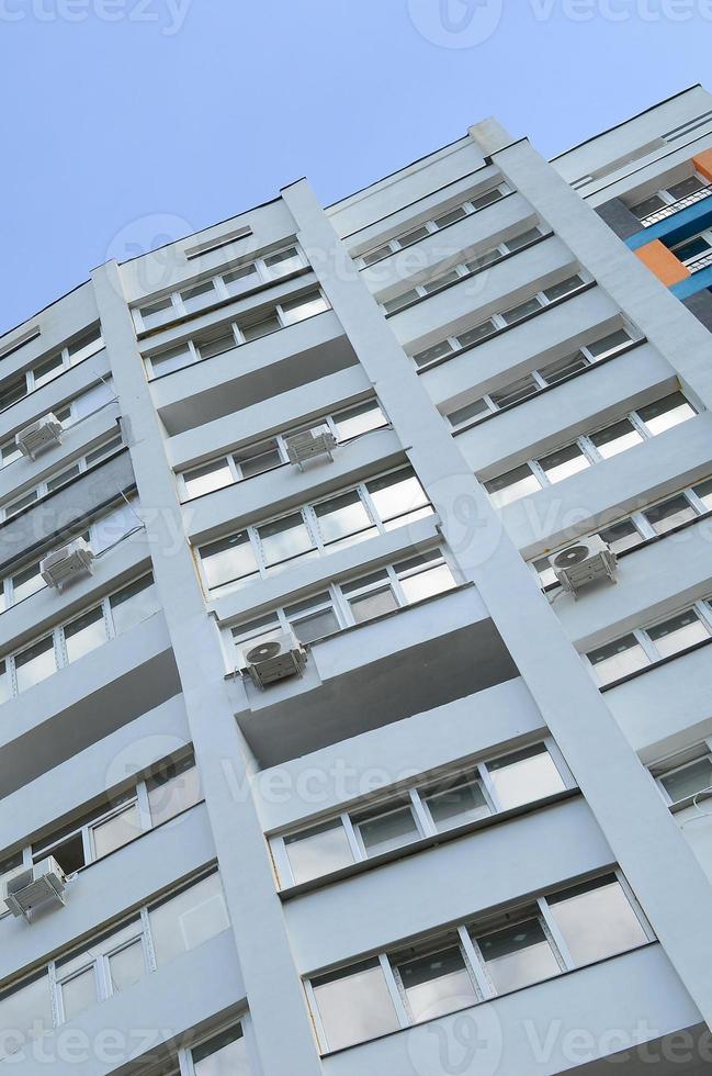 nouveau bâtiment résidentiel à plusieurs étages et ciel bleu photo