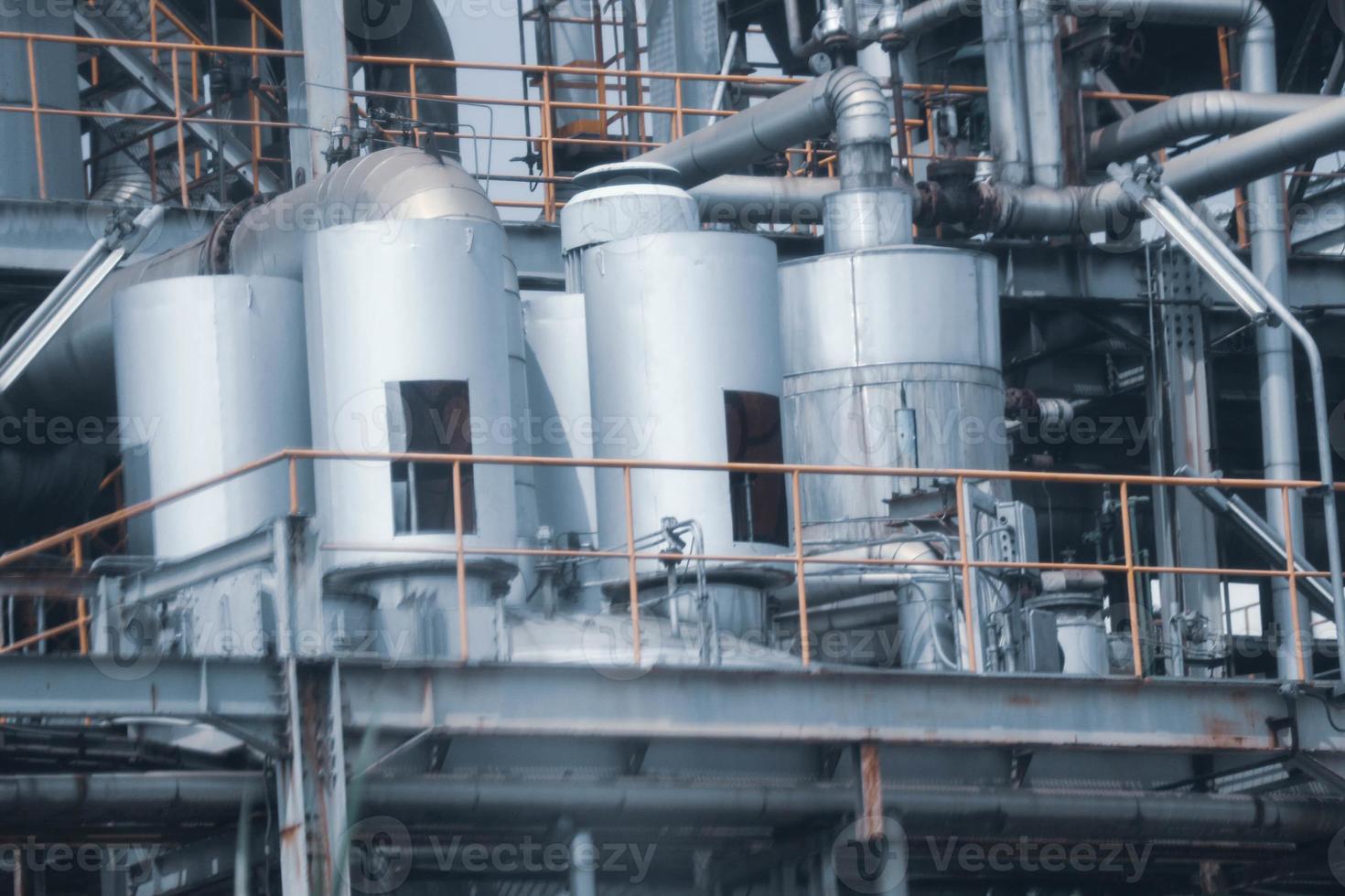 composants de tuyaux en acier provenant d'une usine chimique. photo