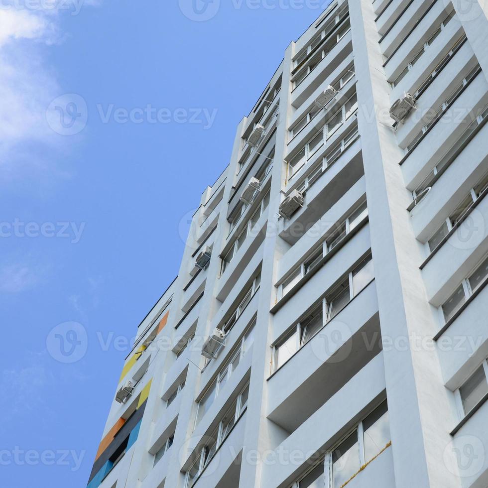 nouveau bâtiment résidentiel à plusieurs étages et ciel bleu photo