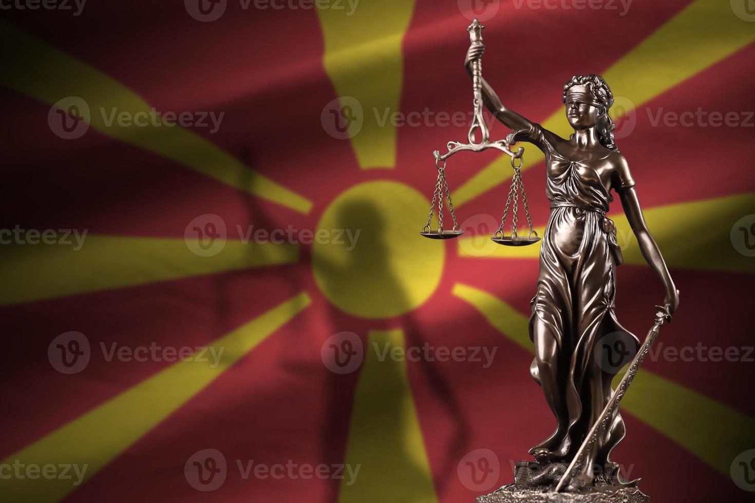 drapeau macédoine avec statue de dame justice et balance judiciaire dans une pièce sombre. concept de jugement et de punition photo