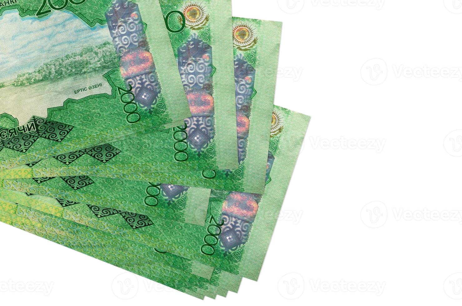 2000 factures de tenge kazakhstani se trouvent dans un petit groupe ou un paquet isolé sur blanc. maquette avec espace de copie. commerce et change photo