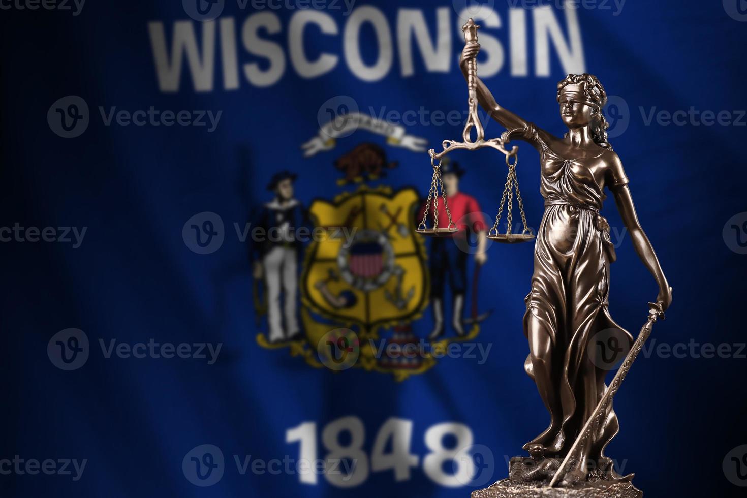 drapeau d'état du wisconsin avec statue de dame justice et balance judiciaire dans une pièce sombre. concept de jugement et de punition photo