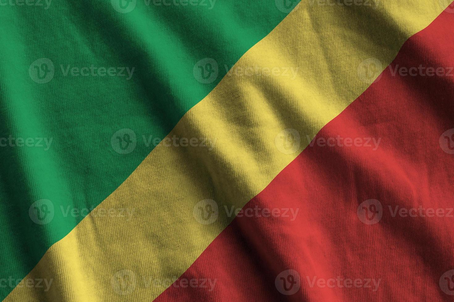 drapeau du congo avec de grands plis agitant de près sous la lumière du studio à l'intérieur. les symboles et couleurs officiels de la bannière photo