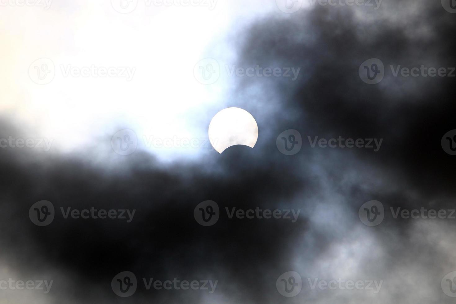 éclipse solaire - la lune bloque partiellement le soleil d'un observateur sur terre. photo