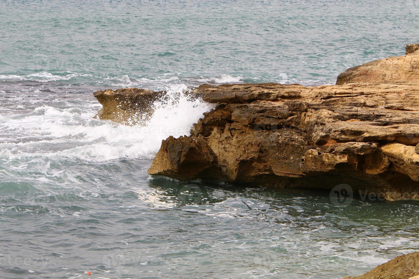 côte de la mer méditerranée dans le nord d'israël. photo