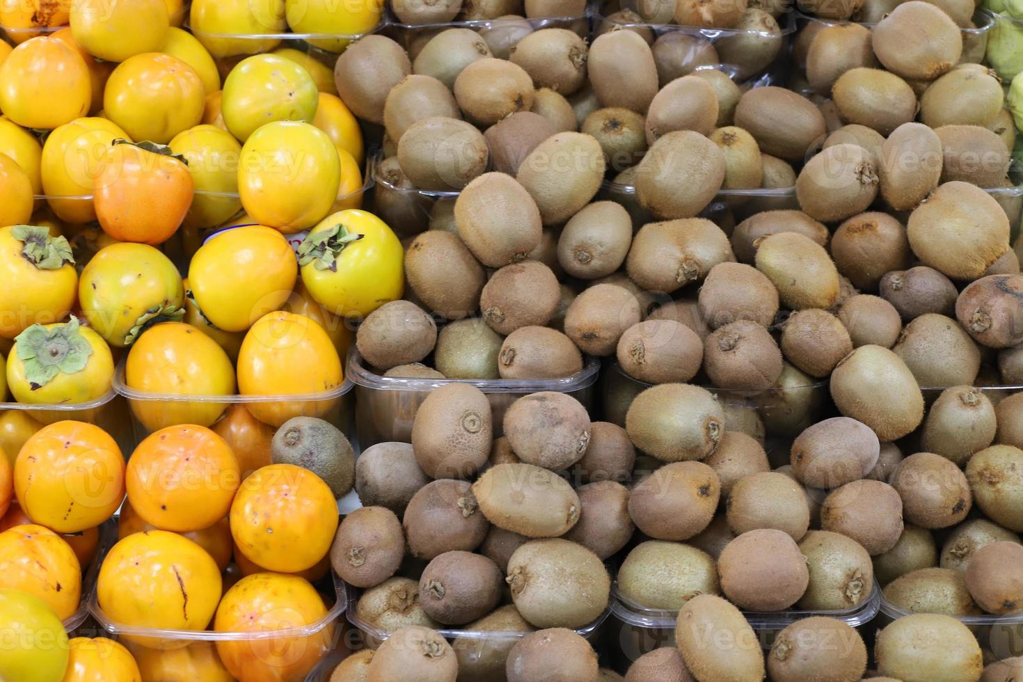 des légumes et des fruits frais sont vendus dans un bazar en israël. photo