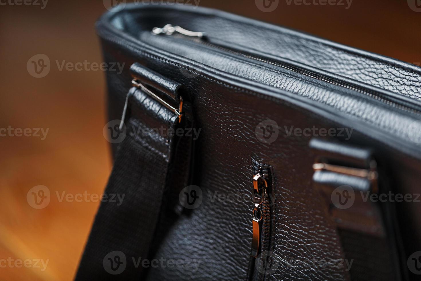 les détails et les éléments du sac sont faits à la main à partir de cuir noir, gros plan, serrures macro. photo