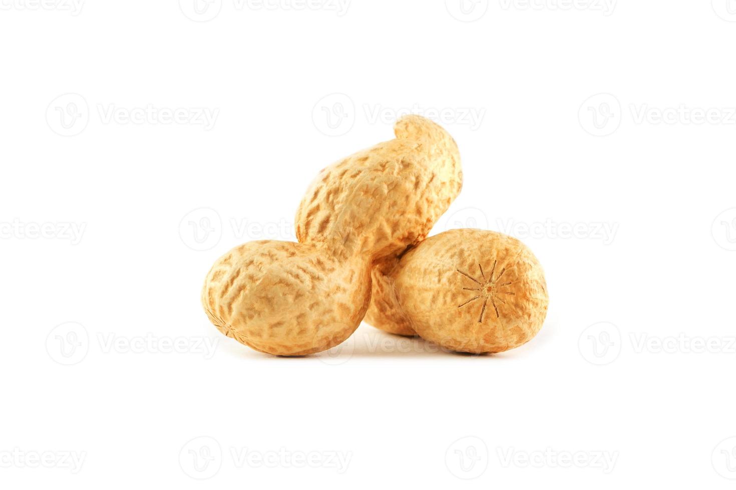 cacahuètes. deux noix décortiquées isolées sur fond blanc. macro d'arachide. photo