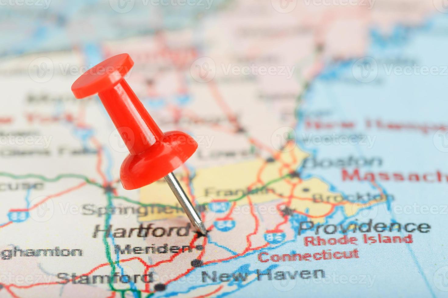 aiguille de bureau rouge sur une carte des états-unis, du connecticut et de la capitale hartford. Close up carte du Connecticut avec tack rouge photo