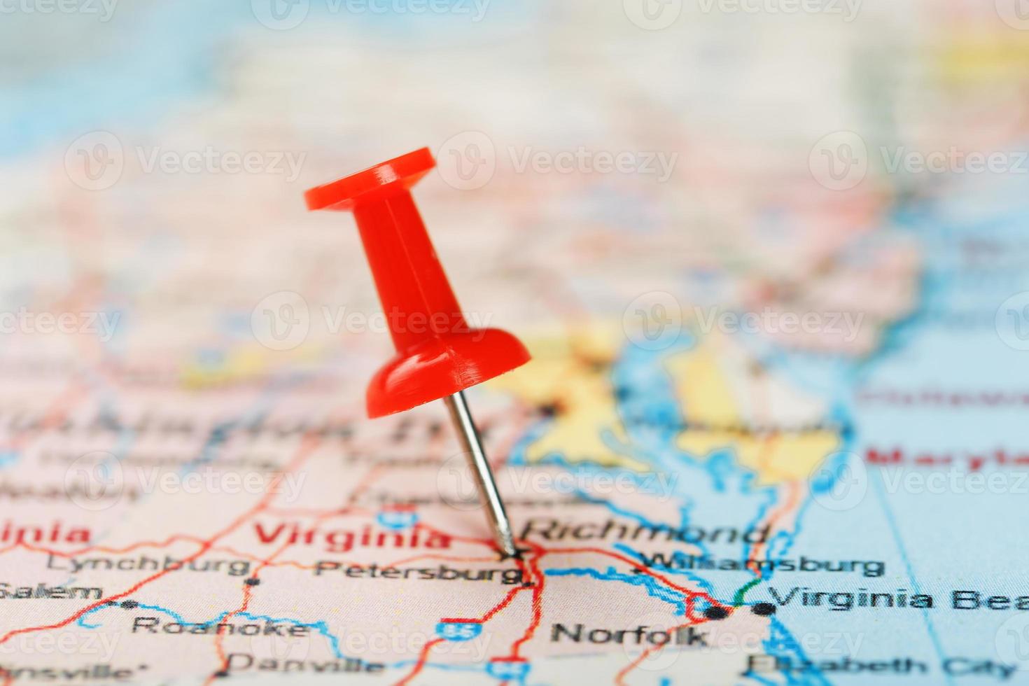 aiguille de bureau rouge sur une carte des états-unis, de la virginie du sud et de la capitale richmond. Close up carte de la Virginie du Sud avec tack rouge photo