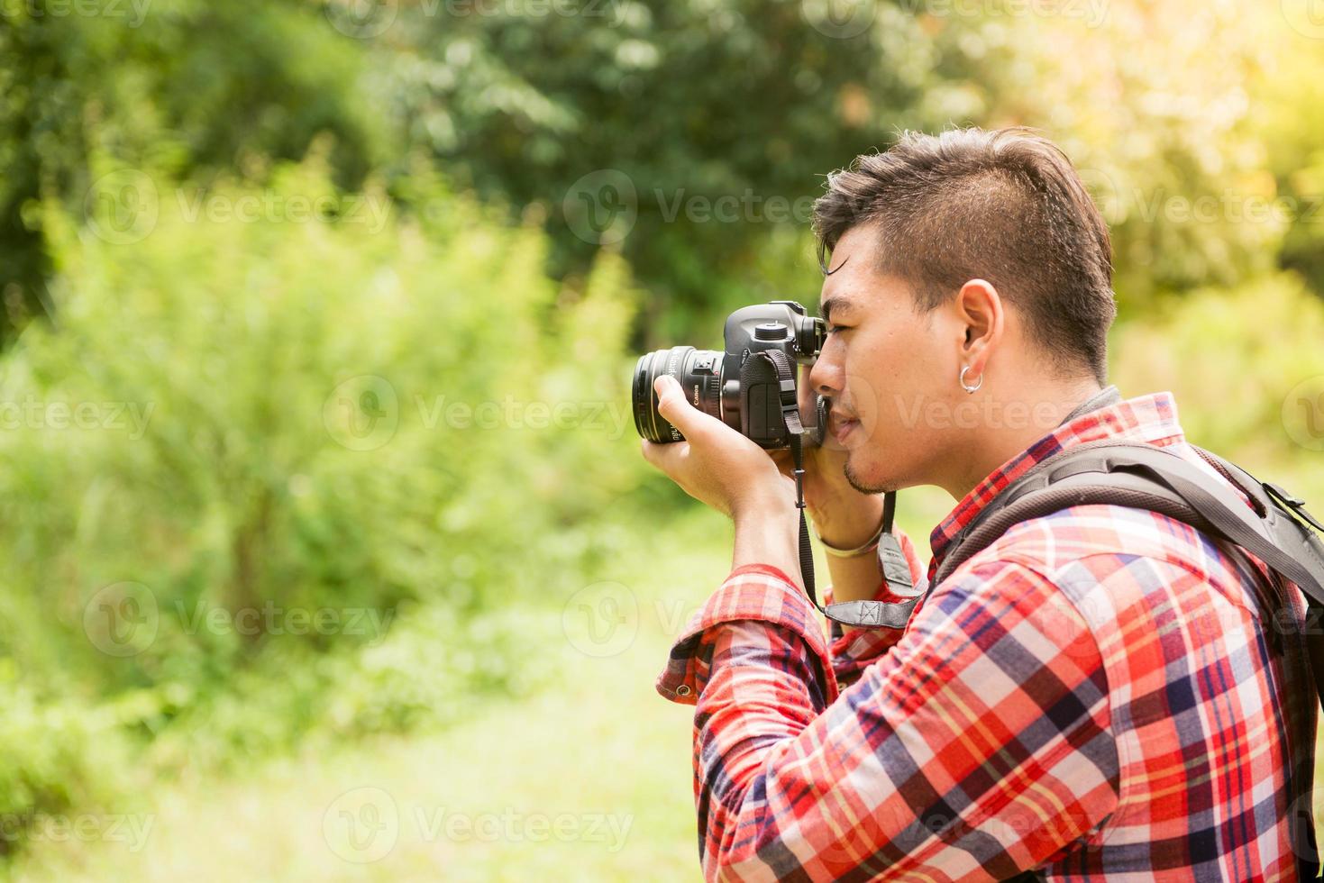 homme photographe avec grand sac à dos et appareil photo prenant des photos des montagnes au coucher du soleil voyage style de vie passe-temps aventure vacances actives en plein air - boostez le traitement des couleurs.