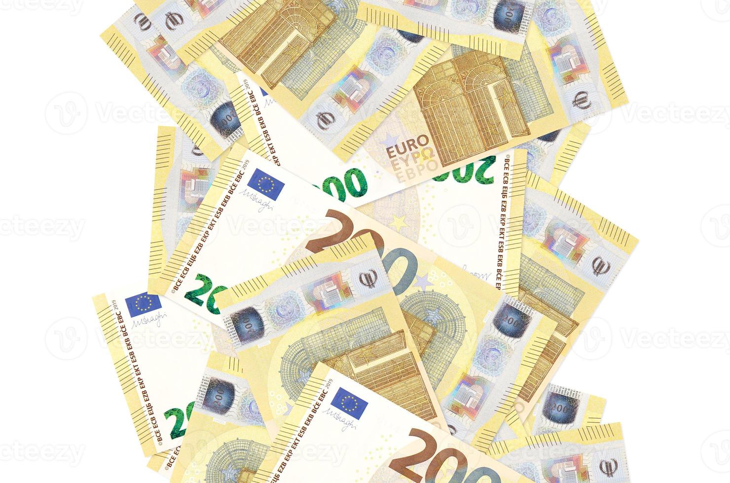 Billets de 200 euros volant vers le bas isolés sur blanc. de nombreux billets tombant avec un fond blanc à gauche et à droite photo