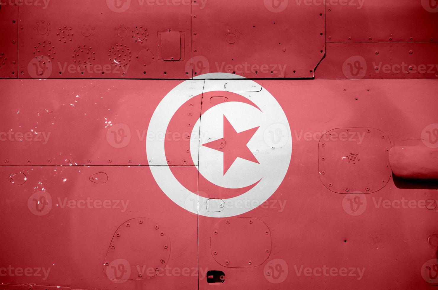 drapeau tunisien représenté sur la partie latérale d'un gros plan d'hélicoptère blindé militaire. arrière-plan conceptuel des avions des forces armées photo