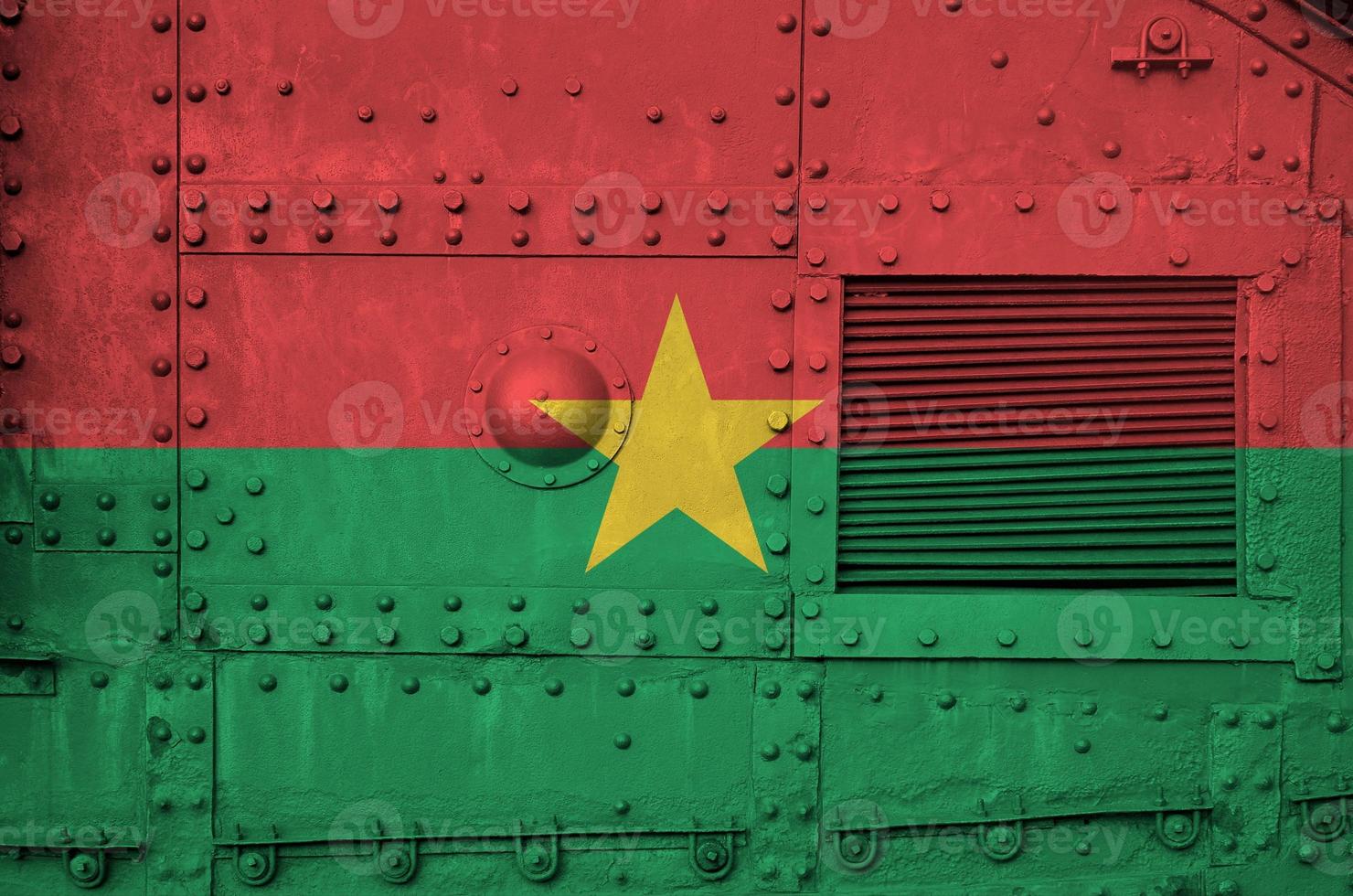 drapeau du burkina faso représenté sur la partie latérale d'un gros plan de char blindé militaire. arrière-plan conceptuel des forces armées photo