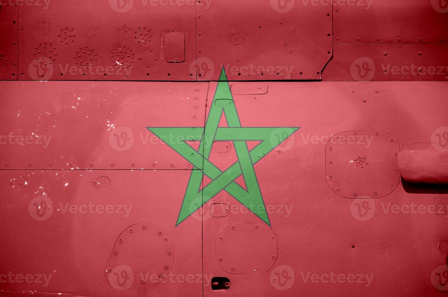 drapeau maroc représenté sur la partie latérale d'un gros plan d'hélicoptère blindé militaire. arrière-plan conceptuel des avions des forces armées photo