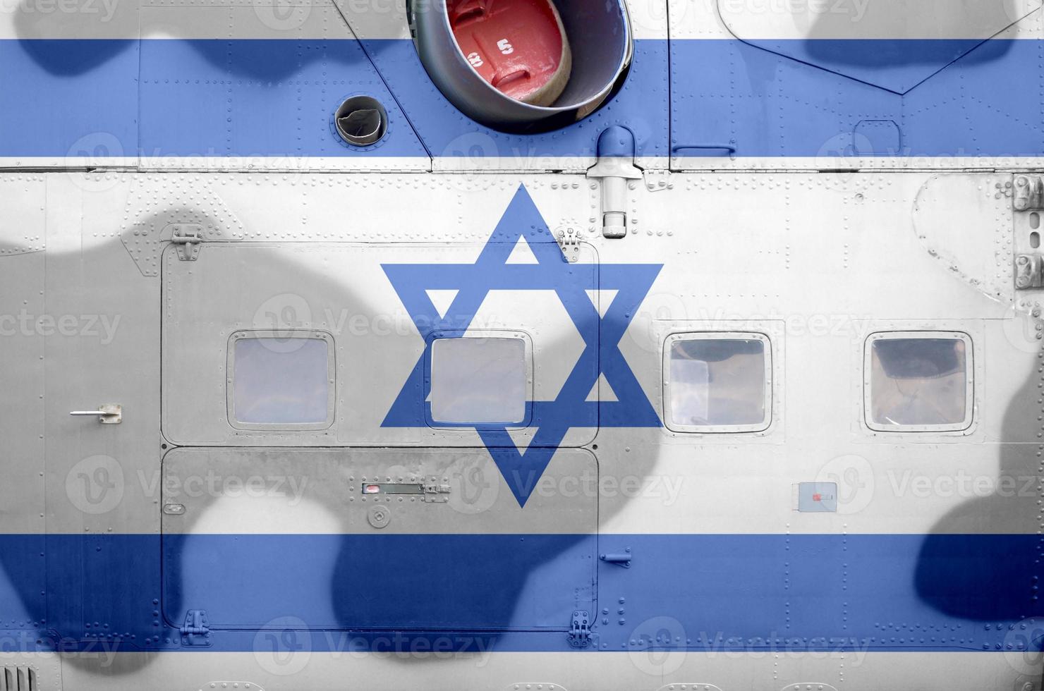 drapeau d'israël représenté sur la partie latérale d'un gros plan d'hélicoptère blindé militaire. arrière-plan conceptuel des avions des forces armées photo