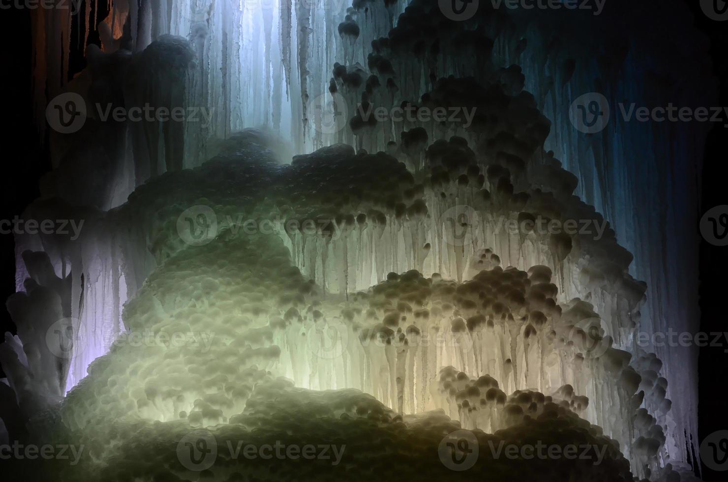 gros blocs de cascade gelée de glace ou fond de caverne photo