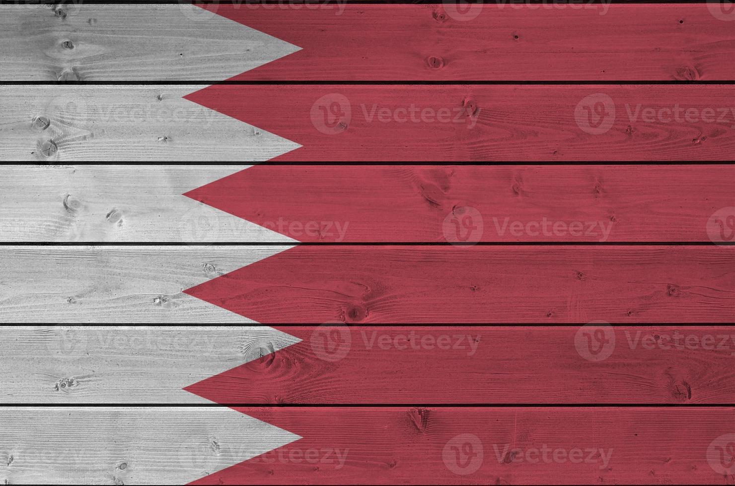 drapeau de bahreïn représenté dans des couleurs de peinture vives sur un vieux mur en bois. bannière texturée sur fond rugueux photo