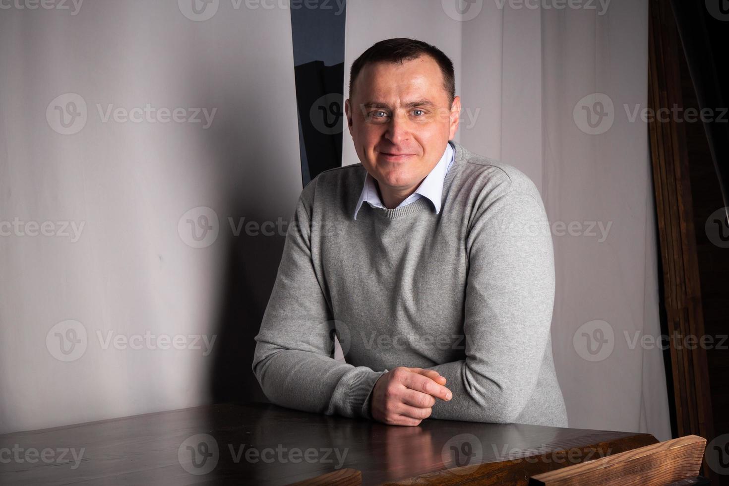 bel homme en costume pose dans un studio intérieur. photo