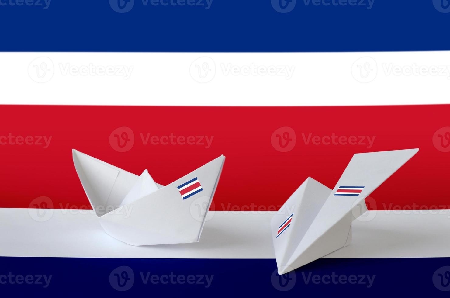 drapeau du costa rica représenté sur un avion et un bateau en papier origami. concept d'art fait à la main photo