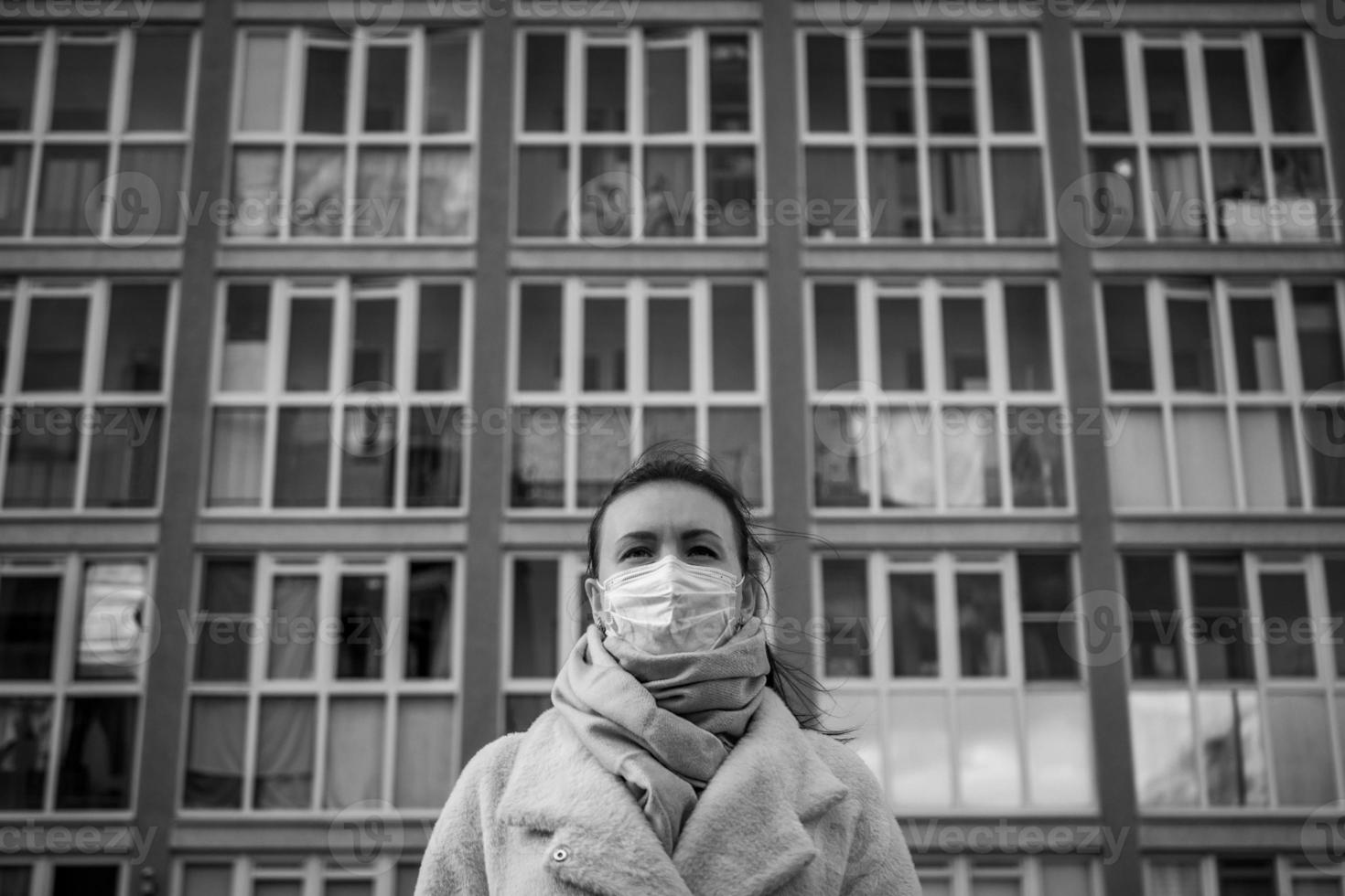 photo d'une fille masquée, dans la rue. confinement covid-19 pandémie.