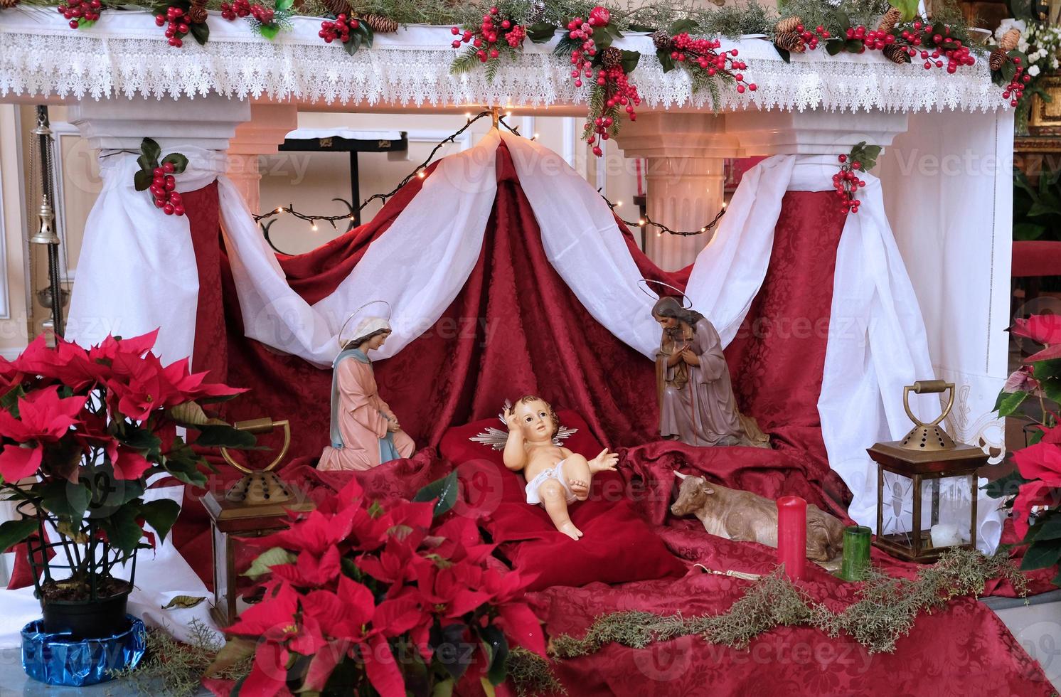 scène de la nativité avec l'enfant jésus. éléments de la crèche chrétienne catholique. décor de l'église. photo