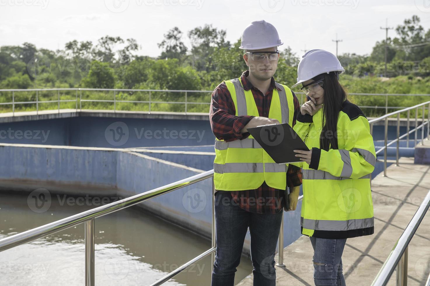 les ingénieurs en environnement travaillent dans des usines de traitement des eaux usées, l'ingénierie de l'approvisionnement en eau travaille dans une usine de recyclage de l'eau pour la réutilisation, les techniciens et les ingénieurs discutent du travail ensemble. photo