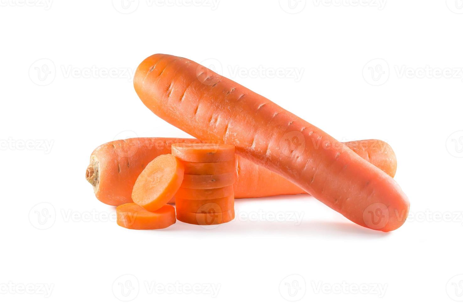 carottes rouges fraîches avec des tranches sur fond blanc photo