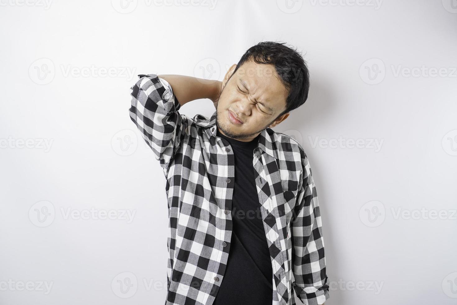 jeune homme fatigué et bouleversé souffrant de douleurs, de spasmes musculaires sur le lieu de travail. fatigue, délai, douleur et posture incorrecte photo