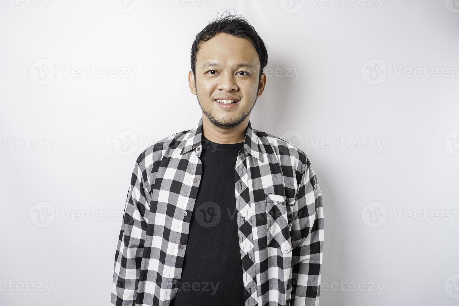 un portrait d'un homme asiatique heureux portant une chemise tartan sourit isolé sur fond blanc photo