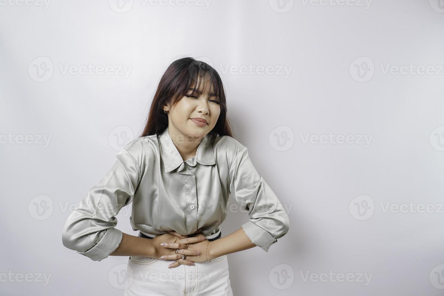 photo de jeune femme malade malade malade tenir la main sur l'estomac souffre de douleur isolé sur fond blanc