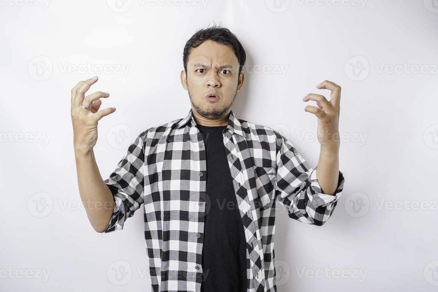 le visage en colère et fou de l'homme asiatique en chemise tartan sur fond blanc isolé. photo