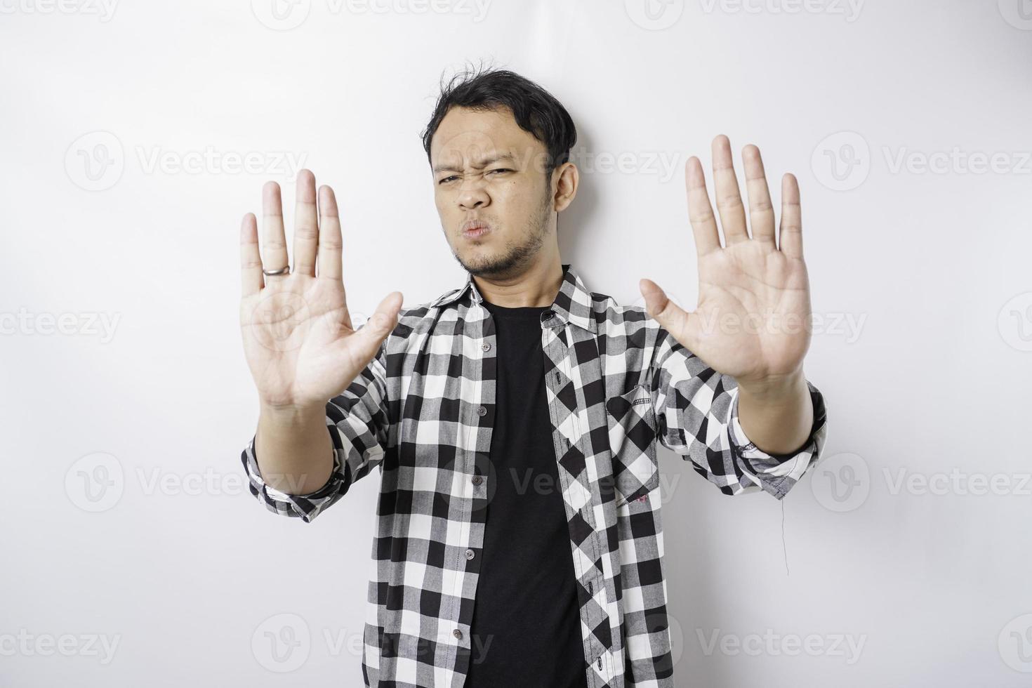 bel homme asiatique avec un geste de la main pose le rejet ou l'interdiction avec espace de copie photo