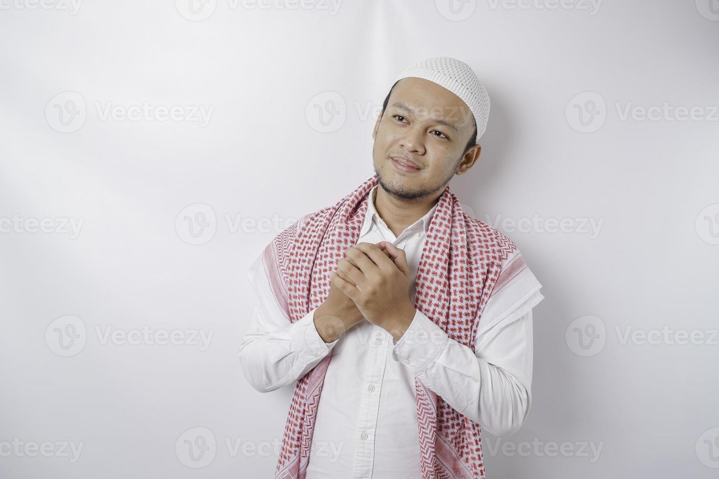 portrait d'un homme musulman asiatique paisible souriant et soulagé photo